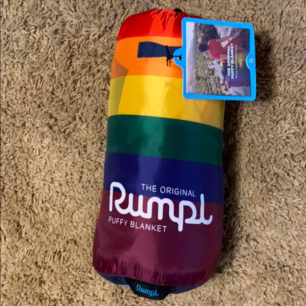 NWT Rumpl original puffy blanket. (rainbow)